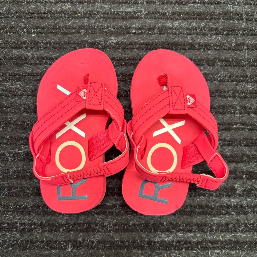 Roxy Pink Sandals - Toddler Size 5T. Footbed Measures 5 inches from toe to heel.
